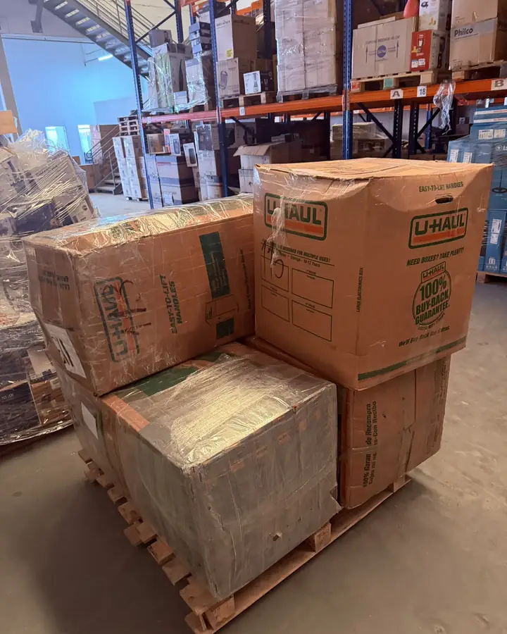 Pallet com caixas identificadas no galpão