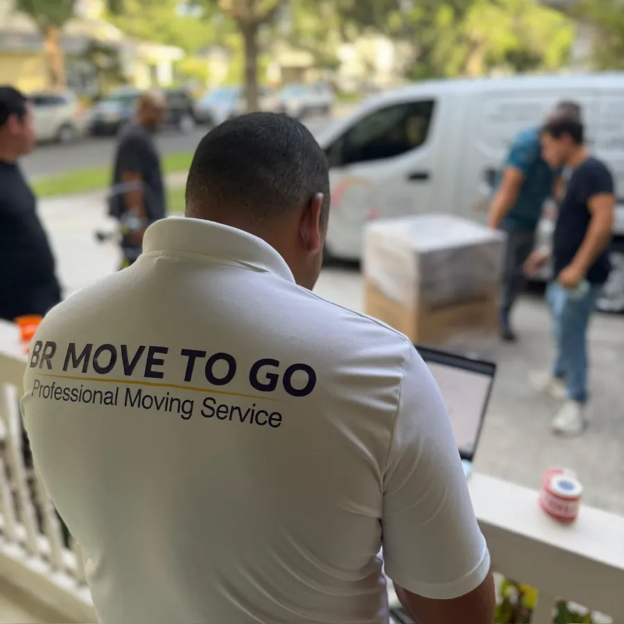 Equipe BrMoveToGo organizando uma mudança