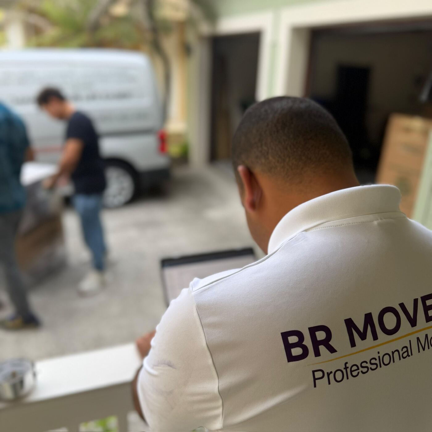 Profissional BrMoveToGo acompanhando uma operação de mudança